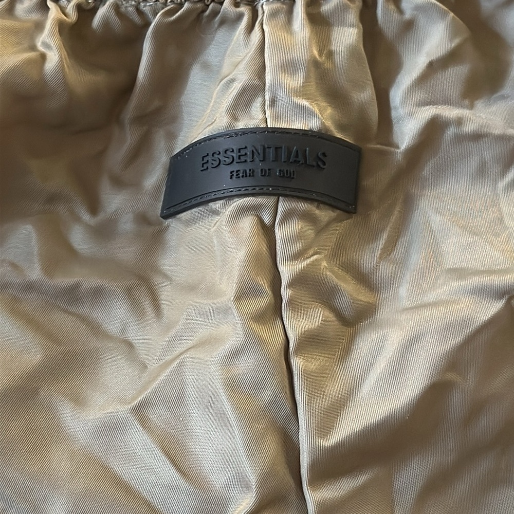 Essential Shorts - Picture 2 of 4